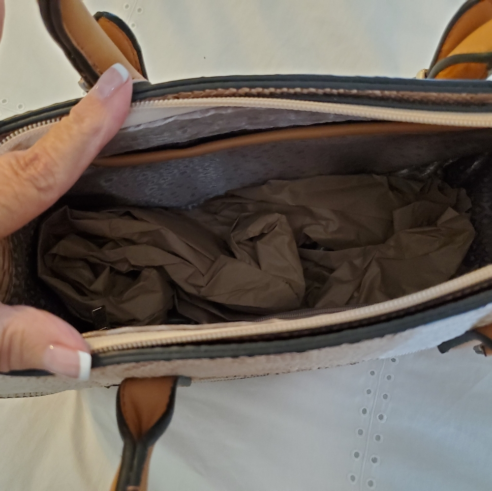 Handbag - Picture 5 of 9